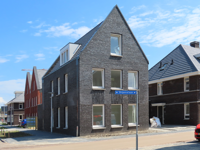 850233 Gezicht op een onlangs afgebouwd hoekpand aan de Shipovalaan in de nieuwbouwwijk Rijnvliet te Utrecht.